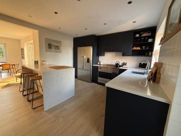 4 bed House to rent Image 5