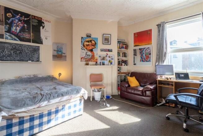8 bed House to rent Image 12