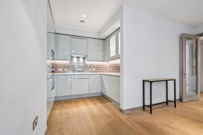 30 Gowing House 4 Drapers Yard SW18 kitchen 2.jpg