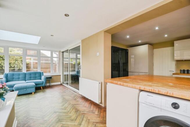 5 bed Detached for sale Image 5