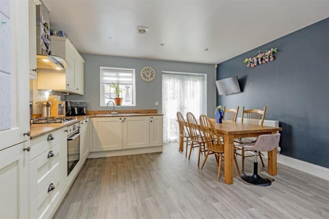 Splendid Kitchen/Dining Room