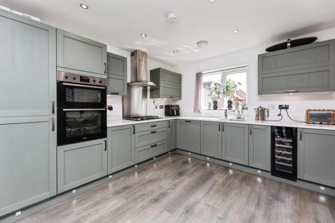5 bed Detached for sale Image 8