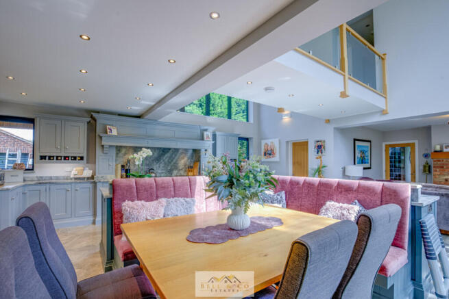 6 bed Detached for sale Image 8
