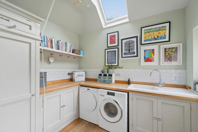 6 bed Detached for sale Image 11