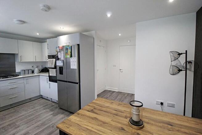 4 bed Semi-Detached for sale Image 11