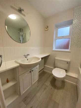 main bathroom 1.jpg