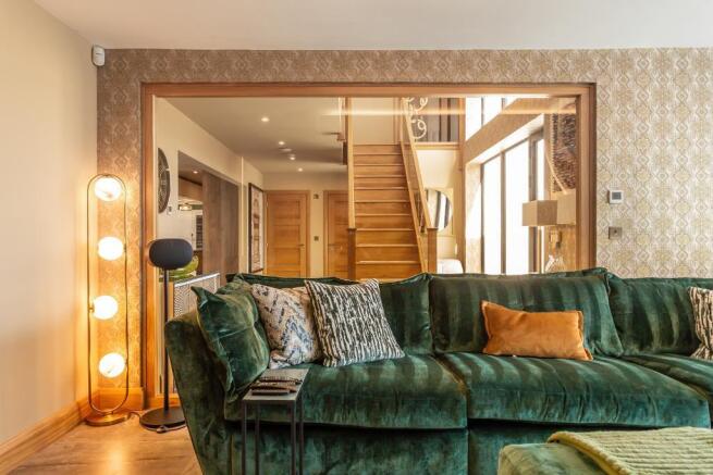 6 bed Detached for sale Image 7