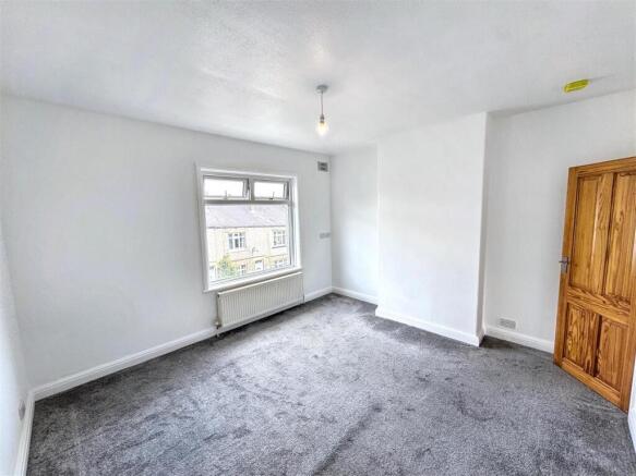 2 bed Terraced to rent Image 6
