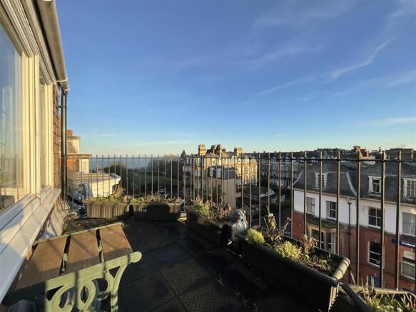 3 bed Flat for sale Image 7