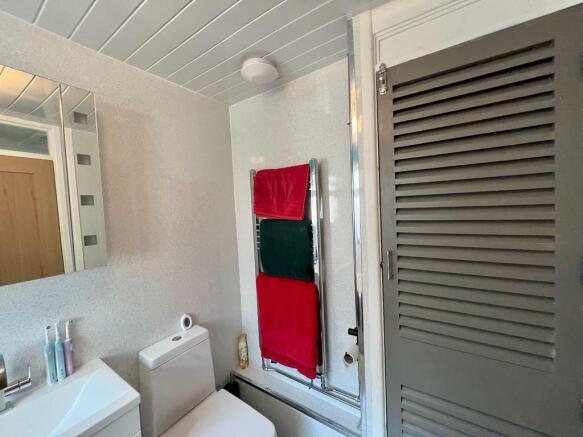 bathroom2.jpg