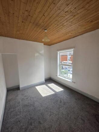 2 bed Terraced to rent Image 5