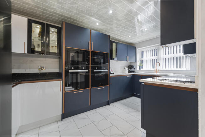 5 bed Detached for sale Image 6
