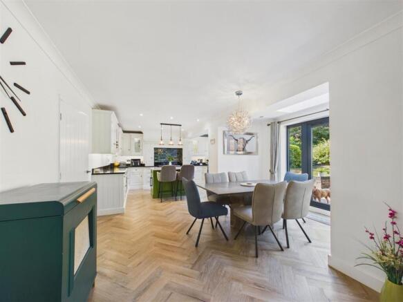 4 bed Detached for sale Image 4