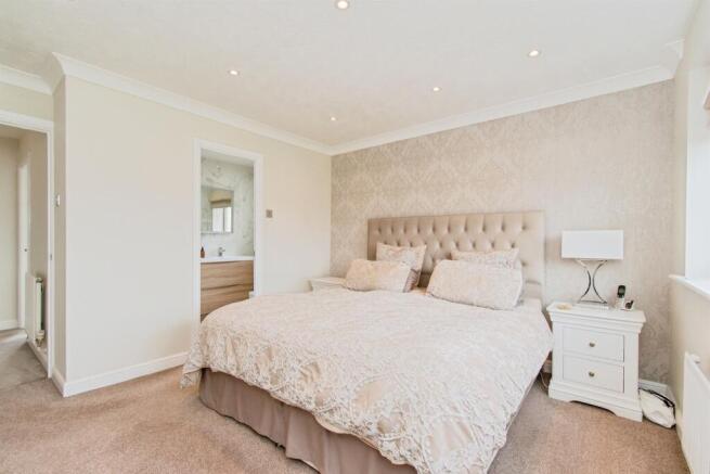 4 bed Detached for sale Image 12