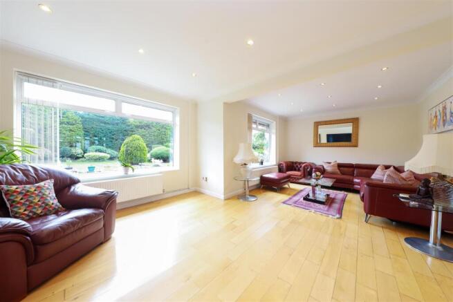 Chetwynd Drive, Hillingdon, UB10 photo 4