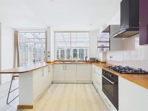 5 bed Terraced for sale Image 8