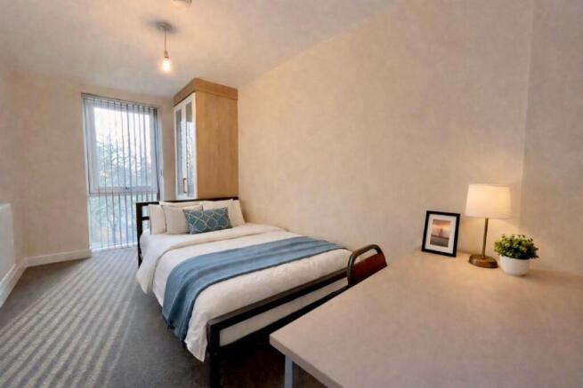 4 bed Apartment to rent Image 10