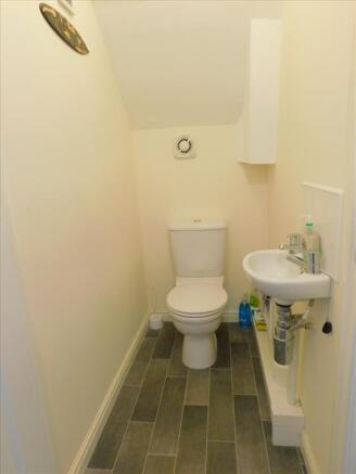 CLOAK ROOM/W.C