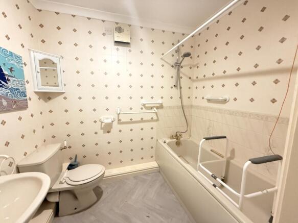 2 bed Flat for sale Image 7