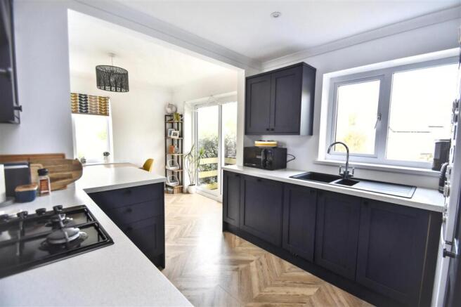 FITTED KITCHEN