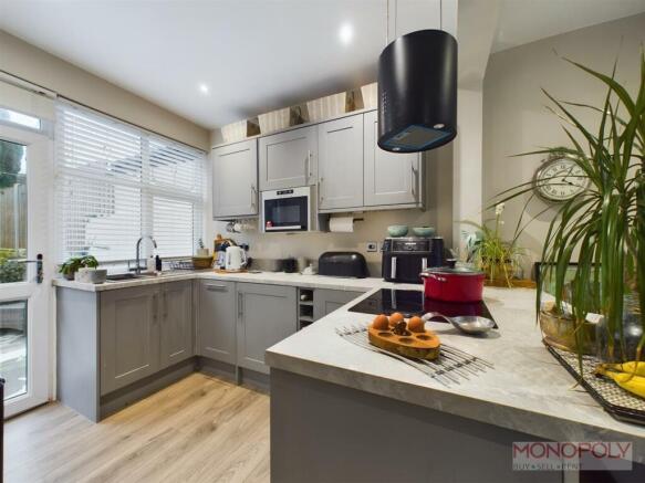 KITCHEN / DINING ROOM