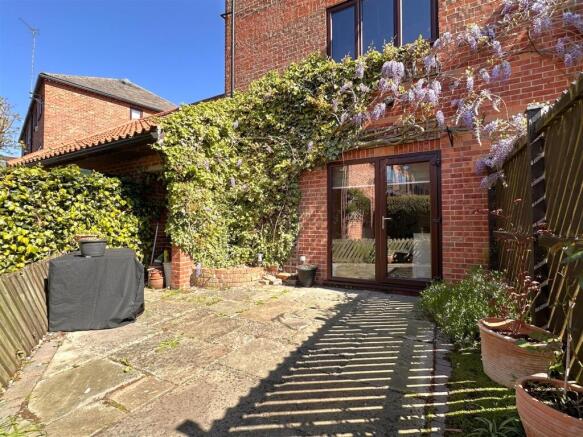Lovely Rear Courtyard 951