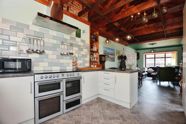 Kitchen/Longe