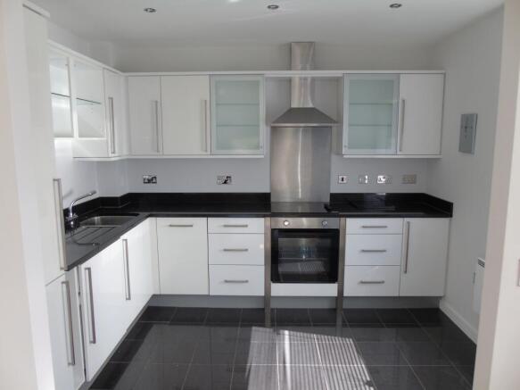 2 bed Penthouse to rent Image 6