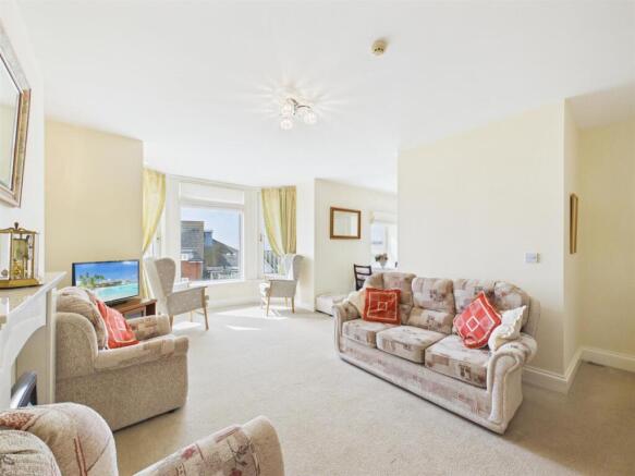 2 bed Flat for sale Image 5