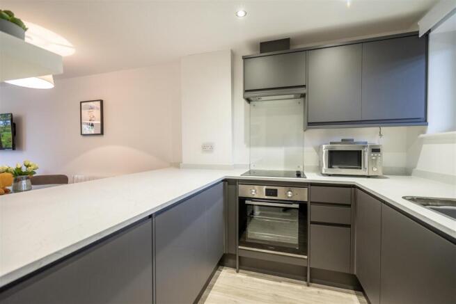2 bed Apartment to rent Image 4