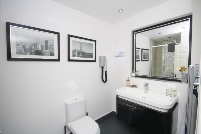 EN SUITE SHOWER ROOM