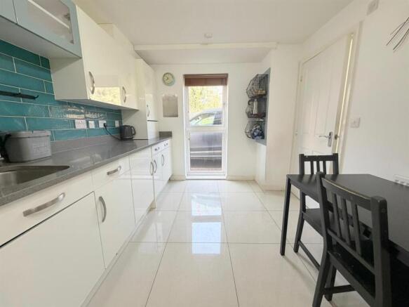 Kitchen 2.jpeg