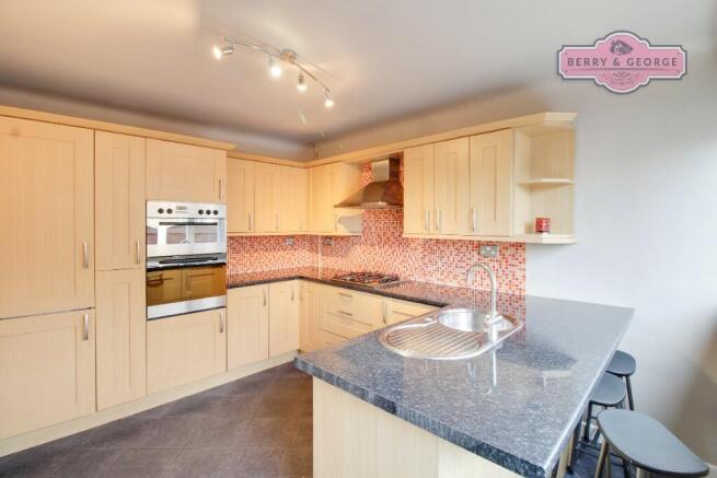 KITCHEN / BREAKFAST