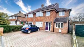 19, The Meadway, Langshott, Horley RH6 9AW