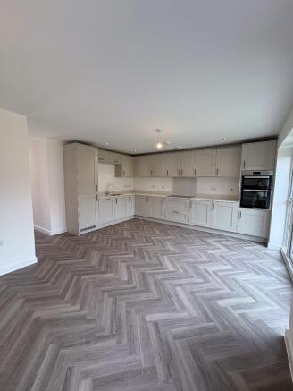 4 bed Detached for sale Image 8