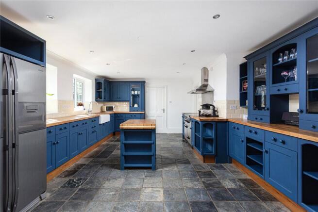 5 bed Detached for sale Image 2