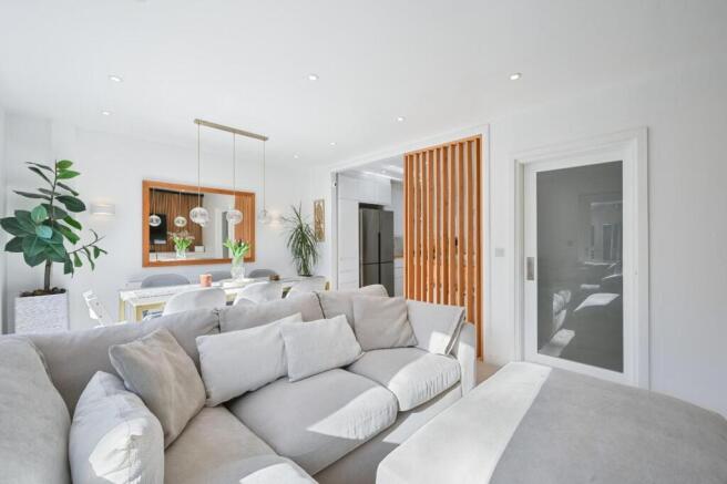 Burnhams Grove, Epsom, KT19 photo 4