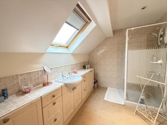 4 bed Semi-Detached for sale Image 12