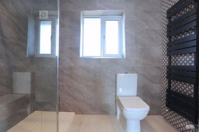EN-SUITE SHOWER ROOM