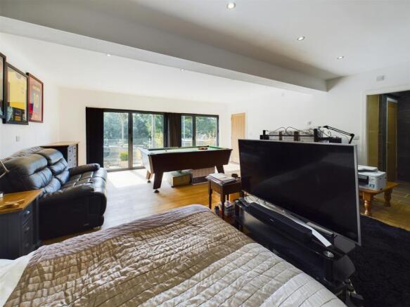 4 bed Semi-Detached for sale Image 8