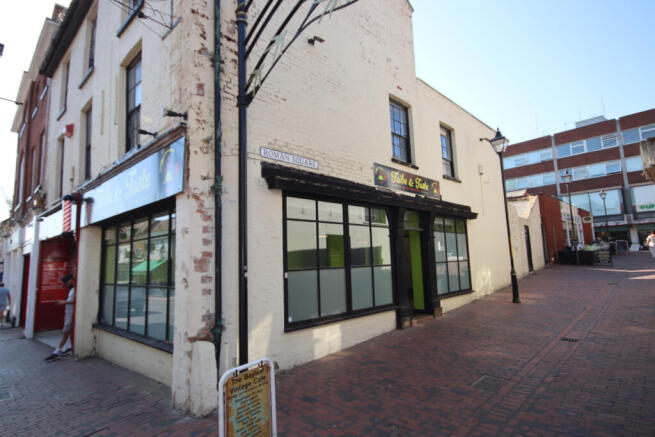 Prominent High Street Commercial Unit ¿ Corner