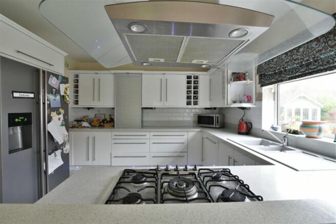 ADDITIONAL PHOTO OF KITCHEN
