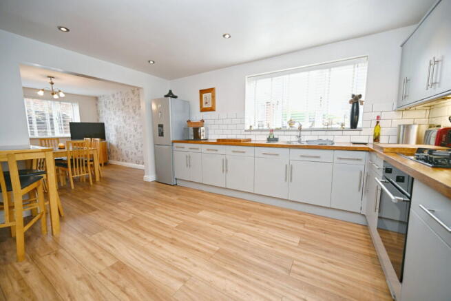4 bed Detached for sale Image 5
