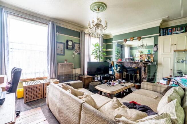 LIVING ROOM/BEDROOM