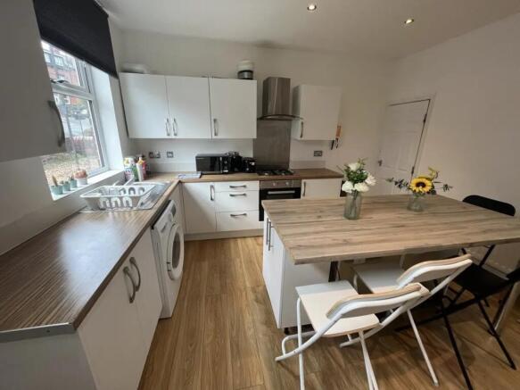 4 bed Terraced to rent Image 5