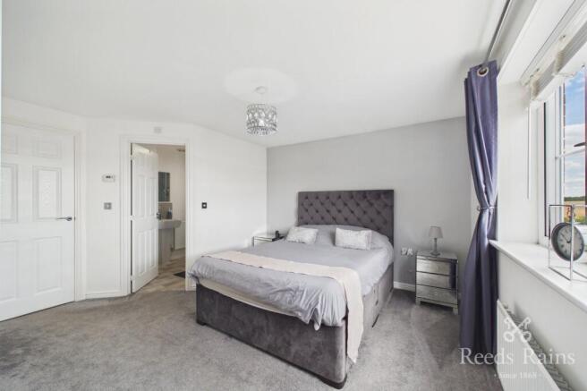 4 bed Detached for sale Image 10