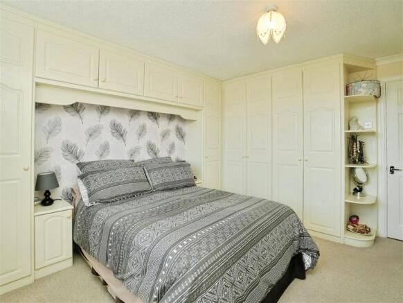 4 bed House for sale Image 12