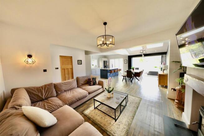 4 bed Semi-Detached for sale Image 8