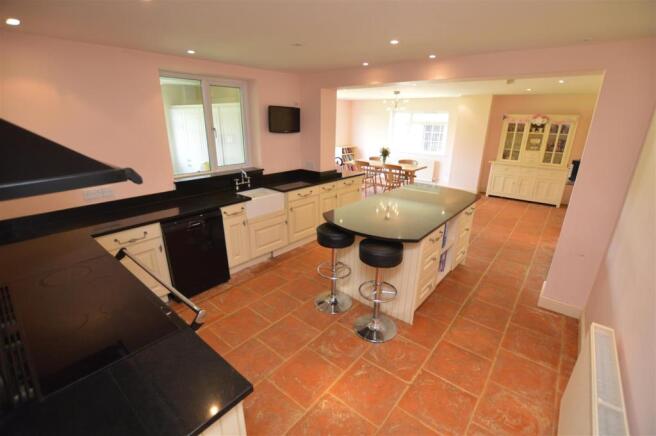 Kitchen/ Dining Room