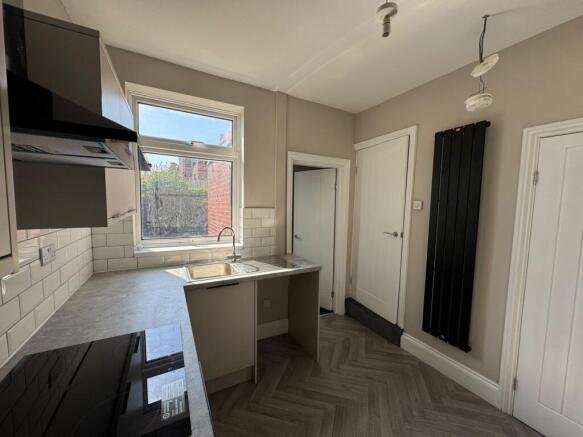 2 bed Terraced to rent Image 3